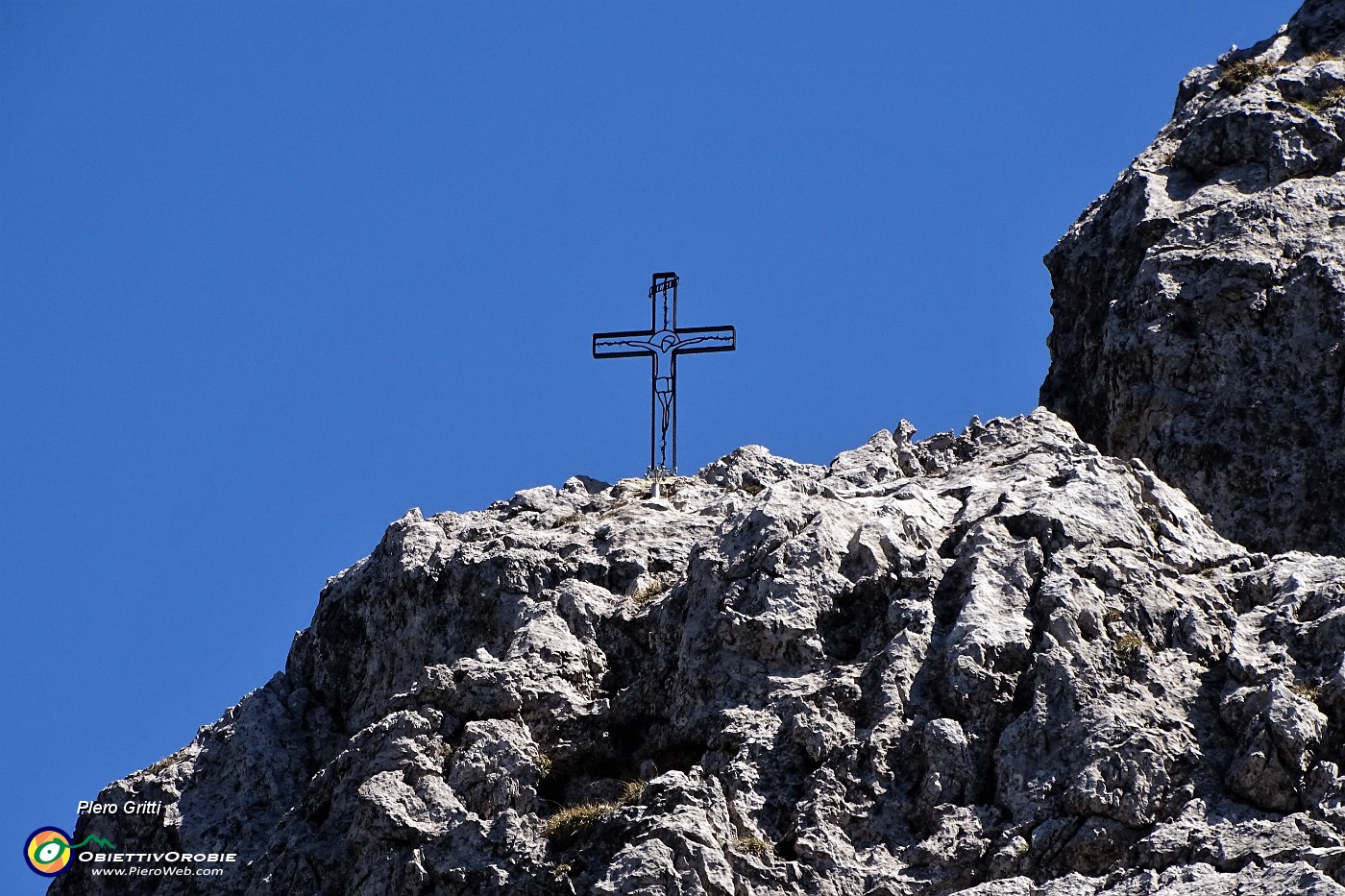 77 Zoom sulla piccola croce posta da alpinisti CAI-Val Serina sui torrioni in cresta d'Alben.JPG